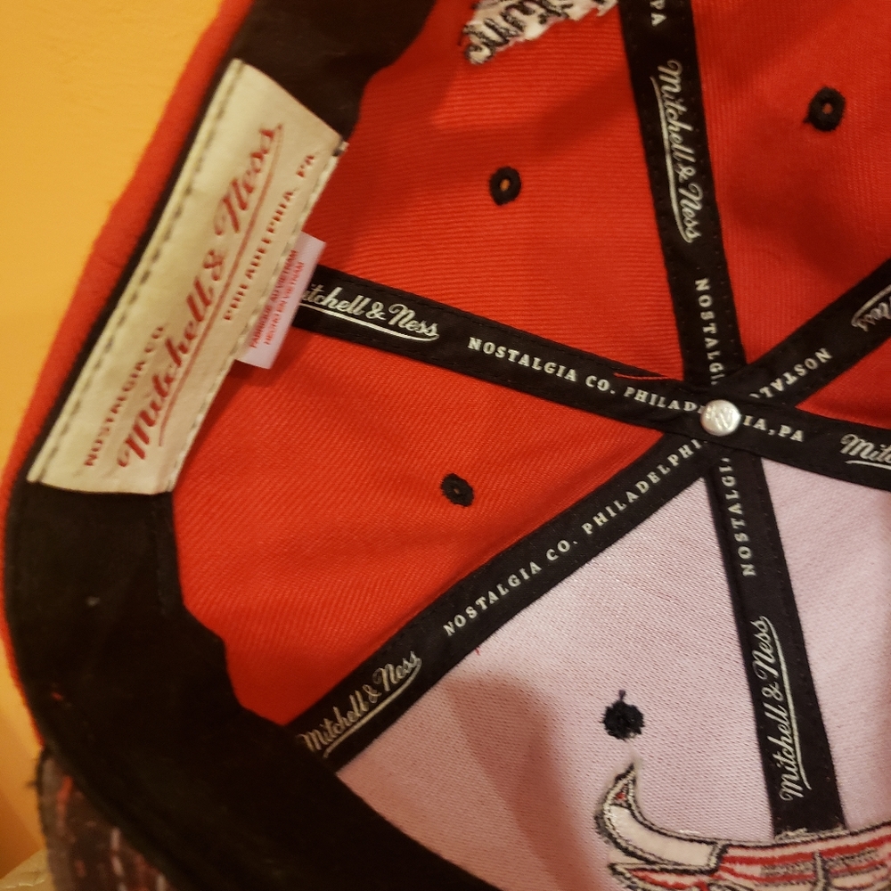 CHICAGO Bulls Hat - Picture 3 of 4